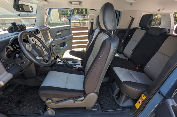 30k-Kilometer 2014 Toyota FJ Cruiser Trail Teams Ultimate Edition 6-Speed