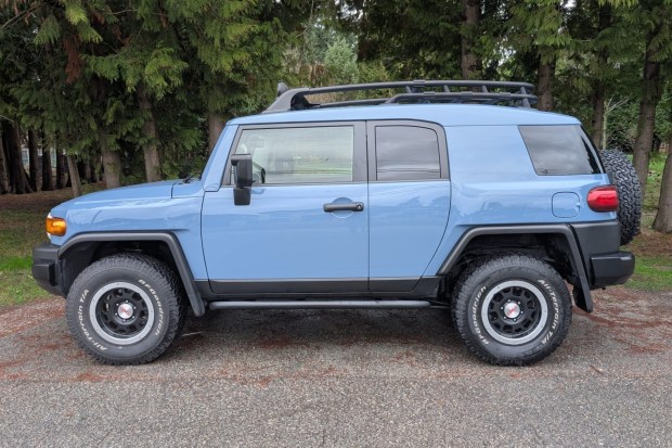 30k-Kilometer 2014 Toyota FJ Cruiser Trail Teams Ultimate Edition 6-Speed